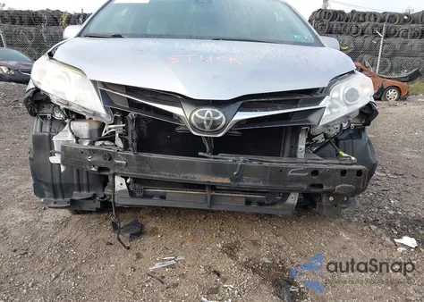 2018 Toyota Sienna Le 7 Passenger z USA, uszkodzony, nr VIN 5TDJZ3DC9JS199452